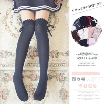 Lolita style girl pernas sobre o joelho meias faculdade de vento de proa fita de meias