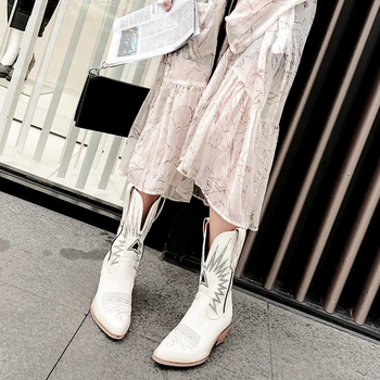 Nova moda em Relevo as mulheres ankle boots dedo apontado ocidental botas de cowboy mulheres meados de bezerro grossas fatias de botas para pista