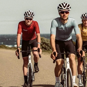 O pedla ir pro cycling conjunto de camisa de manga Curta e preto jardineiras, shorts Coloridos andar de bicicleta terno cor de arco-íris de corridas de desgaste